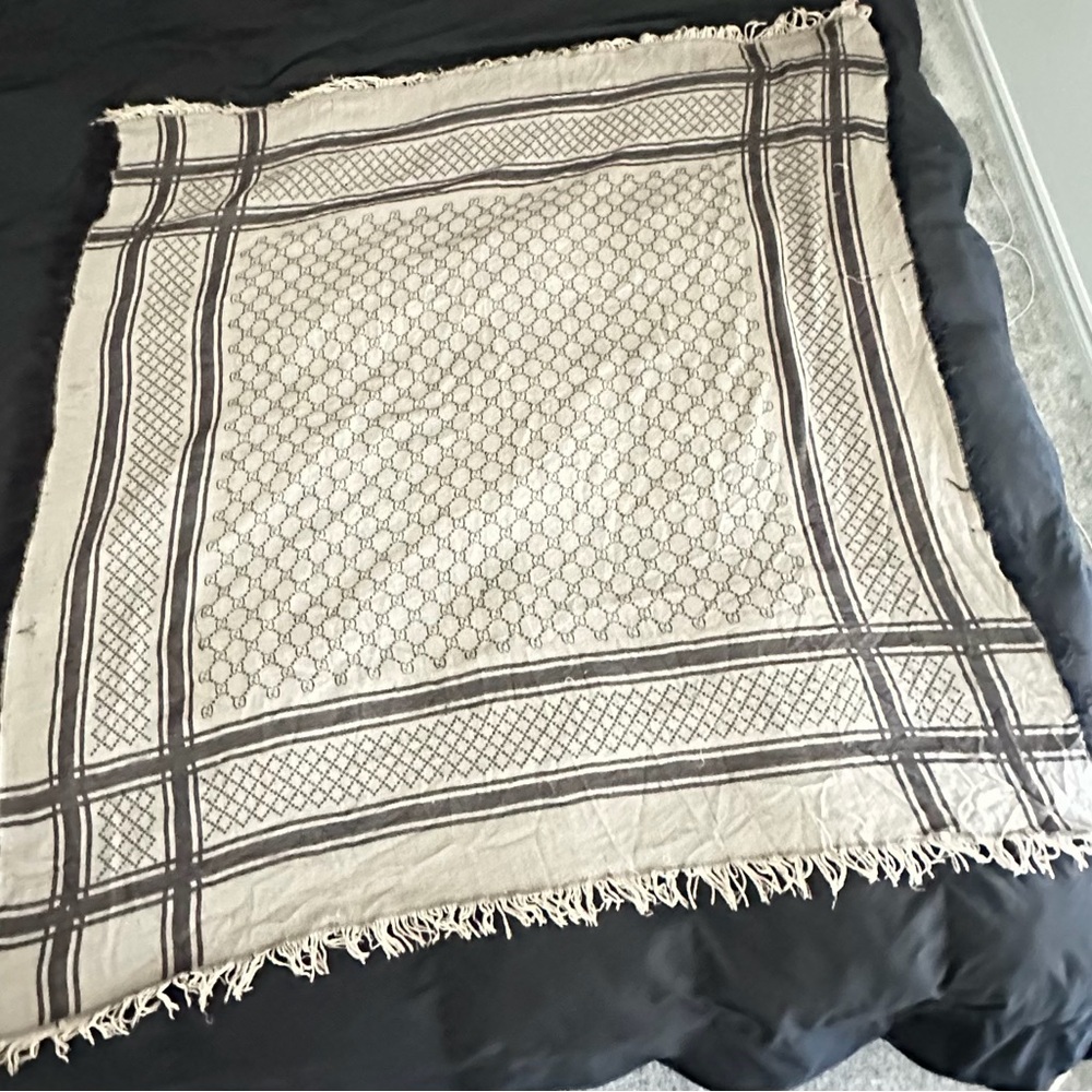 Authentic Brown Logo Gucci Scarf - Picture 2 of 6